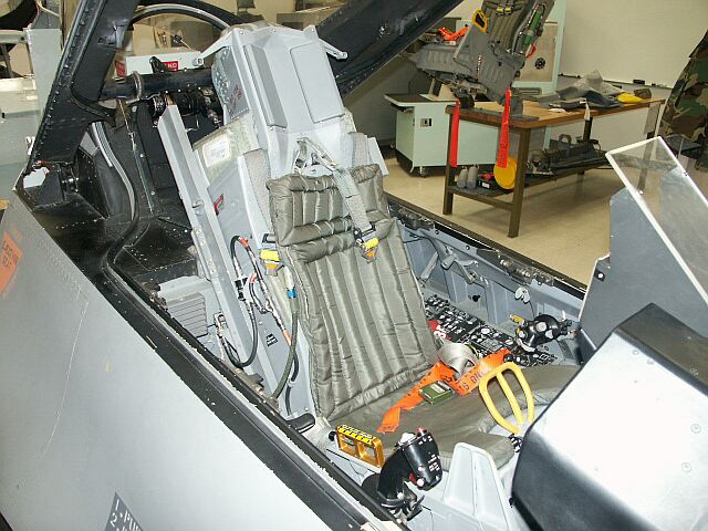 f16_cockpit_trainer_b.jpg